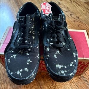 NWT Vans Old Skool sneaker in midnight Floral. Women’s 8.5/Men’s 7.